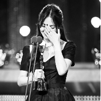 “Aku tidak berpikir aku akan mendapat kesempatan lagi untuk memberikan ucapan selamat pada diriku sendiri,” kata Song Hye Kyo dalam pidatonya di atas panggung. Foto: Dok. imbc, sportschosun, Instagram Song Hye Kyo