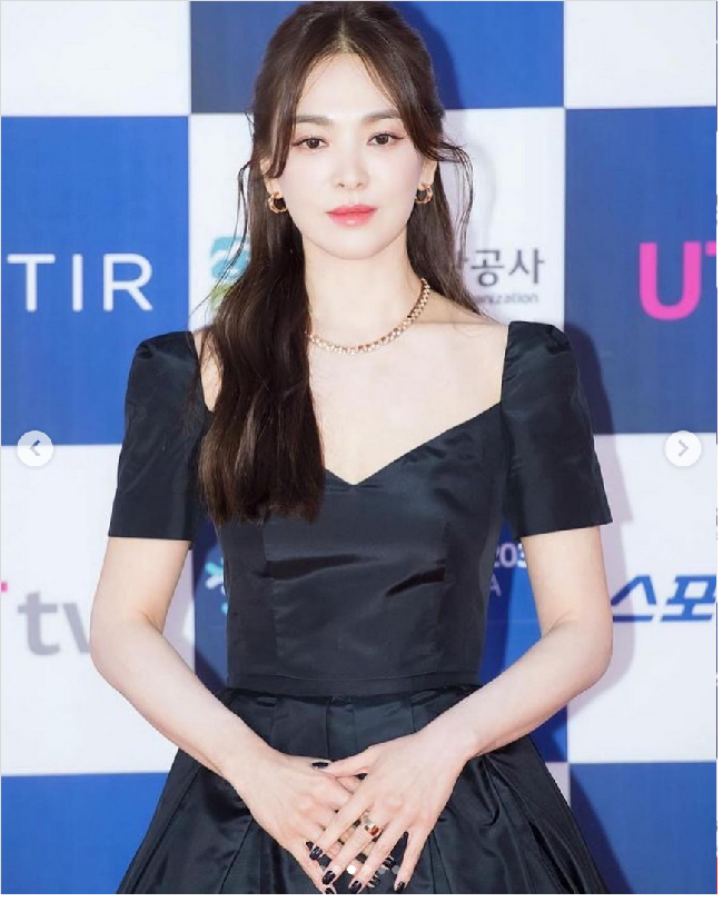 Dalam pidatonya, aktris 41 tahun itu mengaku bahagia bisa memenangkan Daesang di Blue Dragon Awards ke-19. Dia pun menyampaikan rasa terimakasihnya pada kru drakor The Glory. “Tanpa staff yang luar biasa, Moon Dong-eun tidak akan sukses,” katanya dengan suara bergetar. Foto: Dok. imbc, sportschosun, Instagram Song Hye Kyo