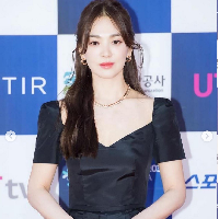 Dalam pidatonya, aktris 41 tahun itu mengaku bahagia bisa memenangkan Daesang di Blue Dragon Awards ke-19. Dia pun menyampaikan rasa terimakasihnya pada kru drakor The Glory. “Tanpa staff yang luar biasa, Moon Dong-eun tidak akan sukses,” katanya dengan suara bergetar. Foto: Dok. imbc, sportschosun, Instagram Song Hye Kyo