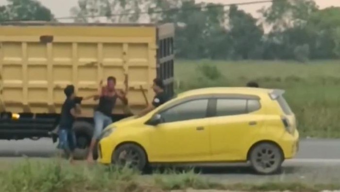 Sopir truk di Banjar dikeroyok.