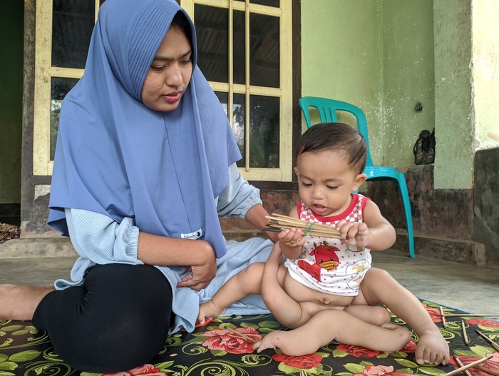 Sri Nurul Hayati, ibu dari Muhammad Karunia bayi berkaki 6 saat ditemui di rumahnya, Rabu (19/7/2023). Foto: Ahmad Viqi/detikBali.