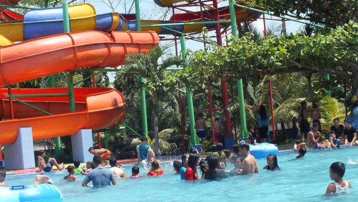 Suasana para pengunjung di Hairos Waterpark (Foto: Istimewa)