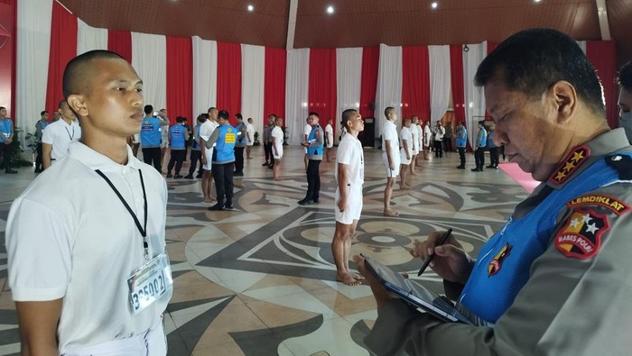 Suasana pemeriksaan penampilan calon taruna Akademi Kepolisian (Akpol) Tahun Anggaran 2023 hari kedua, Jumat (21/7/2023).