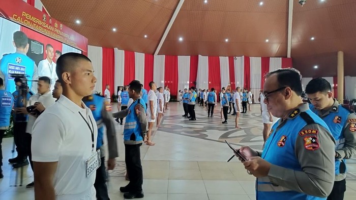 Suasana pemeriksaan penampilan calon taruna Akademi Kepolisian (Akpol) Tahun Anggaran 2023 hari kedua, Jumat (21/7/2023).