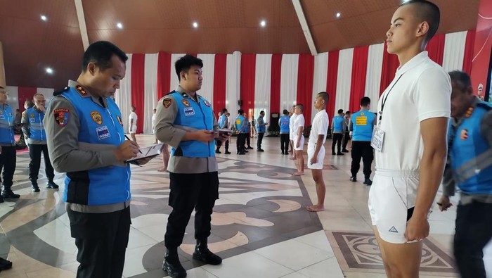 Suasana pemeriksaan penampilan calon taruna Akademi Kepolisian (Akpol) Tahun Anggaran 2023 hari kedua, Jumat (21/7/2023). Suasana pemeriksaan penampilan calon taruna Akademi Kepolisian (Akpol) Tahun Anggaran 2023 hari kedua, Jumat (21/7/2023).