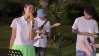 Syhanaz tampak asyik bernyanyi diiringi dengan band. Foto: Instagram