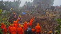 Longsor terjadi pada Kamis tengah malam di dusun pegunungan Irshalwadi, sekitar 60 kilometer dari Mumbai, kata media, mengutip pejabat.  