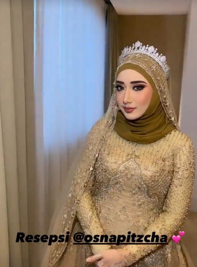 Sementara untuk resepsi pernikahan, Chacha tampil bak princess menggunakan gaun berwarna emas. Foto: dok. Instagram/@dhijaa