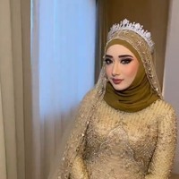 Sementara untuk resepsi pernikahan, Chacha tampil bak princess menggunakan gaun berwarna emas. Foto: dok. Instagram/@dhijaa