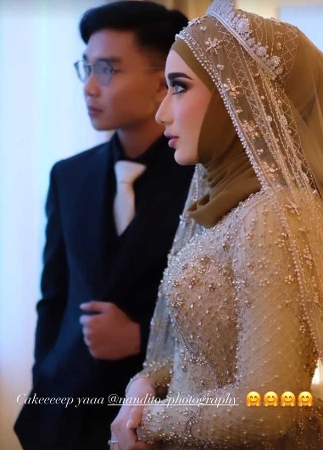 Momen Chacha dan Jodi sebelum berada di pelaminan saat resepsi. Pasangan tersebut diketahui telah pacaran sejak keduanya masih remaja. Foto: dok. Instagram/@dhijaa