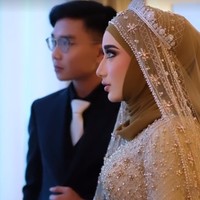 Momen Chacha dan Jodi sebelum berada di pelaminan saat resepsi. Pasangan tersebut diketahui telah pacaran sejak keduanya masih remaja. Foto: dok. Instagram/@dhijaa