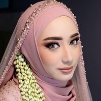 Pada penampilan pertama, Chacha menggunakan kebaya dan hijab pink. Penampilannya itu untuk acara akad nikah. Foto: dok. Instagram/@dhijaa