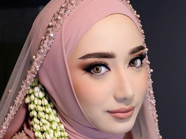 Pada penampilan pertama, Chacha menggunakan kebaya dan hijab pink. Penampilannya itu untuk acara akad nikah. Foto: dok. Instagram/@dhijaa