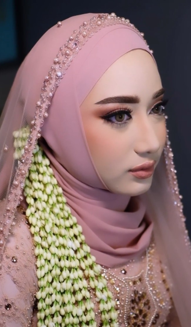 Dalam unggahan makeup artist @dhijaa yang mendandani Chacha di hari spesialnya itu, ia terlihat tampil dengan smokey eyes. Penampilannya tetap terlihat lembut barkat pulasan lipstik warna nude. Foto: dok. Instagram/@dhijaa