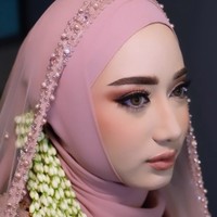 Dalam unggahan makeup artist @dhijaa yang mendandani Chacha di hari spesialnya itu, ia terlihat tampil dengan smokey eyes. Penampilannya tetap terlihat lembut barkat pulasan lipstik warna nude. Foto: dok. Instagram/@dhijaa