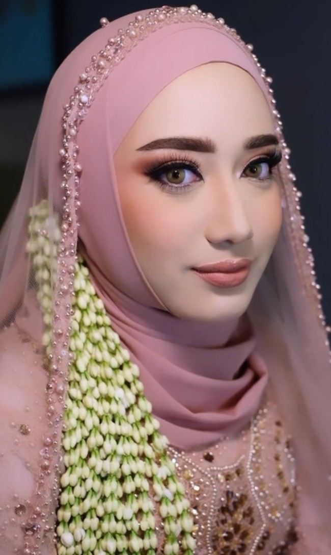Wajah cantik perempuan yang akrab disapa Chacha itu bak Putri Arab. Chacha disebut-sebut memiliki campuran darah Arab dan Aceh dari ayah dan ibunya. Foto: dok. Instagram/@dhijaa