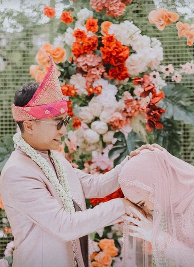 Tengku Syaira Anataya resmi dinikahi pria bernama Jodi Adejo pada Kamis (20/7/2022). Penampilan anak sulung dari Cindy Fatika Sari dan Tengku Firmansyah jadi sorotan karena kecantikannya. Foto: Dok: Instagram Nandito Photografi