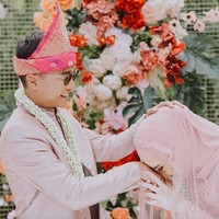 Tengku Syaira Anataya resmi dinikahi pria bernama Jodi Adejo pada Kamis (20/7/2022). Penampilan anak sulung dari Cindy Fatika Sari dan Tengku Firmansyah jadi sorotan karena kecantikannya. Foto: Dok: Instagram Nandito Photografi