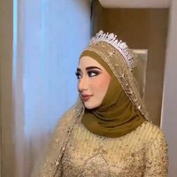 Melengkapi penampilannya, Chacha menggunakan tiara di atas hijabnya. Foto: dok. Instagram/@dhijaa