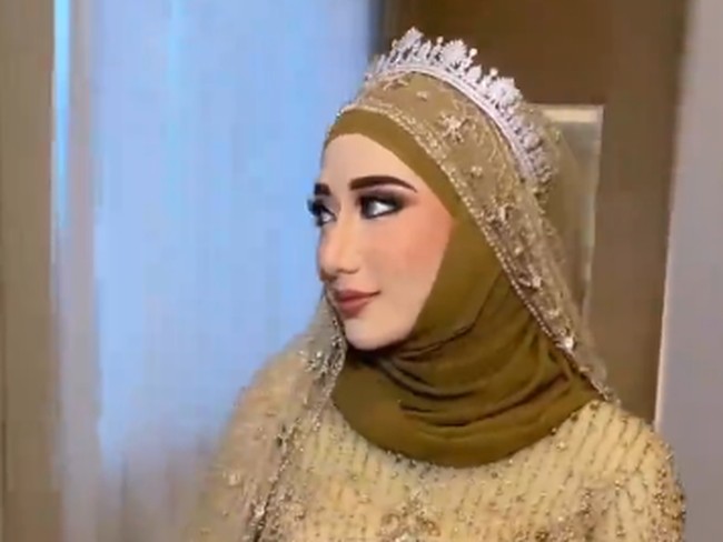 Melengkapi penampilannya, Chacha menggunakan tiara di atas hijabnya. Foto: dok. Instagram/@dhijaa