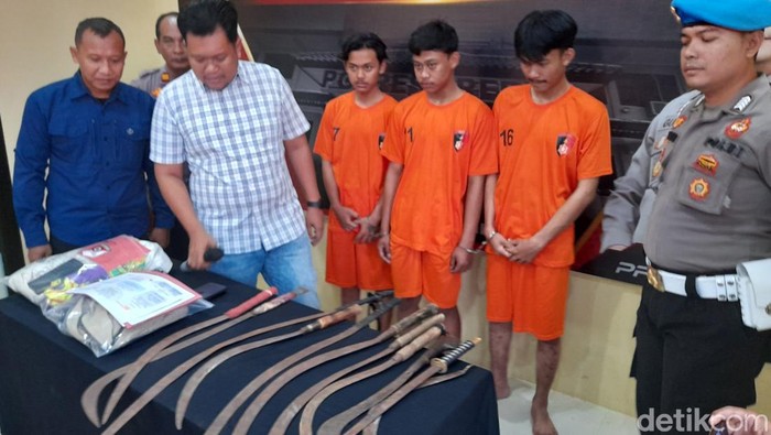 Tiga tersangka tawuran geng motor dan pembacokan di Polres Beber, Jumat (21/7/2023).