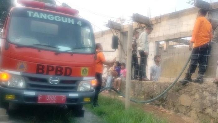 Tim dari BPBD Kabupaten Bogor saat menyalurkan air bersih ke warga Cijeruk (dok. BPBD Bogor)