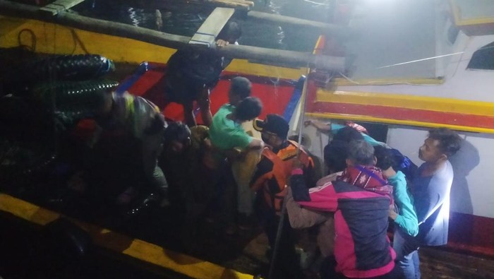 Tim SAR melakukan evakuasi terhadap kapal yang terhantam ombak di perairan Pandeglang.