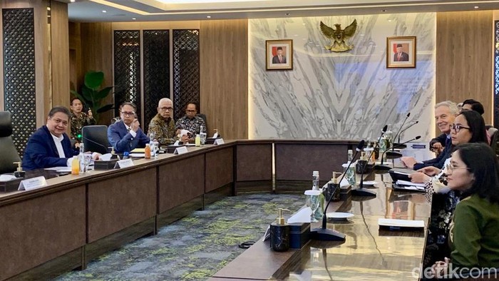Mantan Perdana Menteri (PM) Inggris Tony Blair bertemu Menteri Koordinator Bidang Perekonomian Airlangga Hartarto, Jumat (21/7/2023).