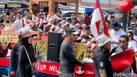 Antusiasme warga dan wisatawan berbaur dalam acara kirab budaya, karena titik akhir lokasi berada di Pantai Barat Pangandaran. (Foto: Aldi Nur Fadillah/detikJabar)  