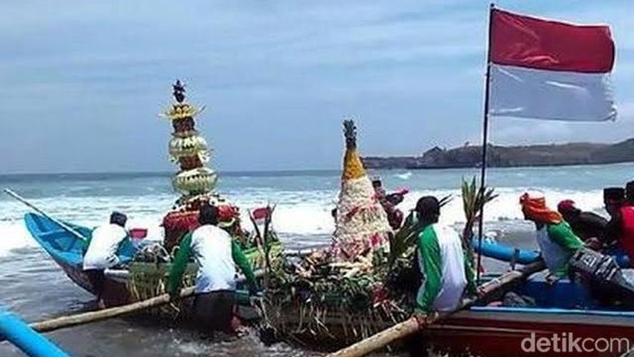 tradisi Larung Saji, ritual yang dihelat saat Suro ini budaya adiluhung Jawa
