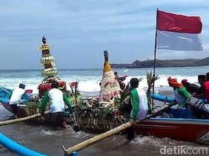 Tradisi Larung Saji Bentuk Masyarakat Pesisir Blitar Menyatu dengan Alam