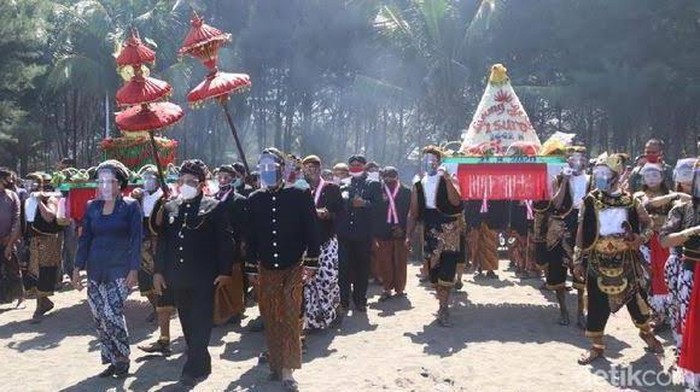 tradisi Larung Saji, ritual yang dihelat saat Suro ini budaya adiluhung Jawa
