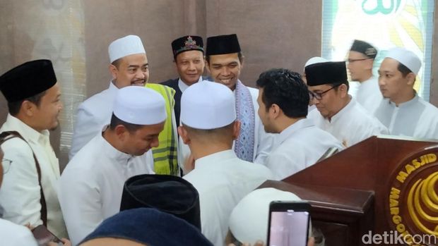 Ustaz Abdul Somad usai mengisi Khotbah Jumat di Masjid Nurul Iman Bendul Merisi Airdas Surabaya.