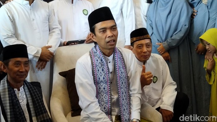 Ustaz Abdul Somad usai mengisi Khotbah Jumat di Masjid Nurul Iman Bendul Merisi Airdas Surabaya.