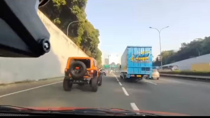 Viral mobil Jeep Rubicon warna oranye gunakan lajur bahu tol lalu kabur usai menyerempet mobil lain