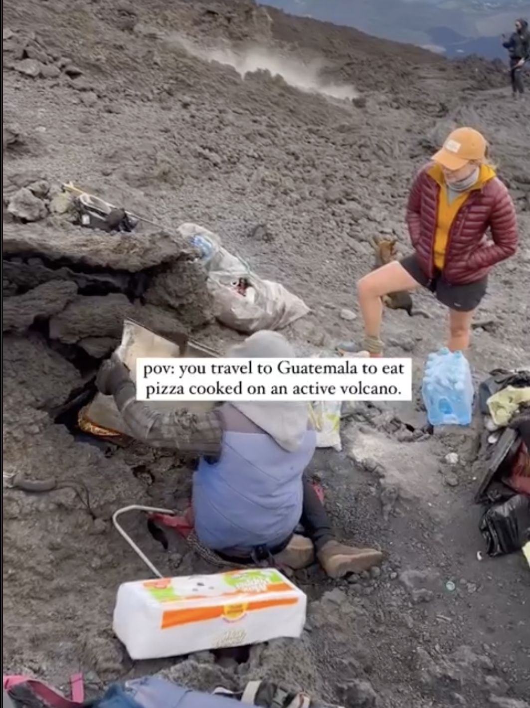Viral! Wanita Ini Nekat Makan Pizza di Gunung Berapi Aktif
