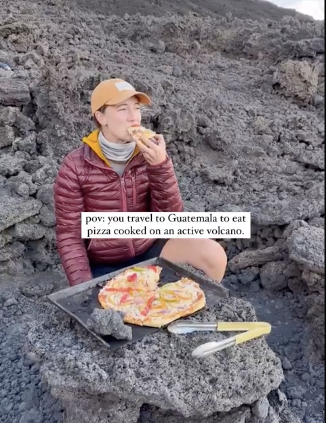 Viral! Wanita Ini Nekat Makan Pizza di Gunung Berapi Aktif