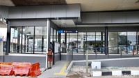 Bus Transjakarta terlihat mulai mengangkut penumpang di Halte Kampung Melayu.  