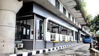 Salah satu penumpang mengatakan, setelah direvitalisasi, Halte Kampung Melayu ini terlihat rapi dan bersih.