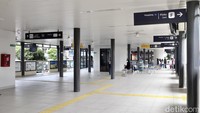 Penampakan bagian dalam halte yang terlihat luas dan bersih.