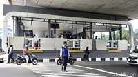 Penampakan dari luar halte Transjakarta Kampung Melayu, Jakarta, Jumat (21/7/2023).  