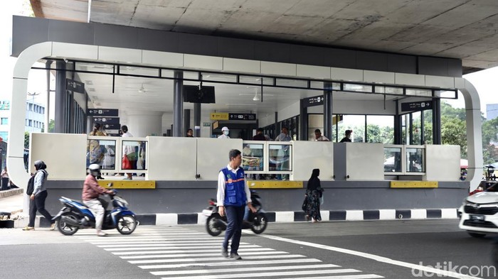 Wajah Baru Halte Transjakarta Kampung Melayu Usai Direvitalisasi Penampakan dari luar halte Transjakarta Kampung Melayu, Jakarta, Jumat (21/7/2023).
