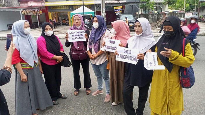 Wanita menolak baju pemberian Presiden Jokowi