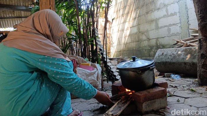 Warga Magetan kembali menggunakan tungku kayu bakar karena kesulitan mendapatkan elpiji 3 kg.
