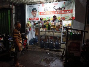 Cara Unik Cak Fauzi, Promosi Wisata Sumenep Lewat Warung Kelontong Madura