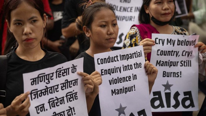 2 Wanita di India Diarak-Diperkosa Picu Kemarahan Publik Protestors hold placards as they attend a protest against the alleged sexual assault of two tribal women in the eastern state of Manipur, in New Delhi, India, July 21, 2023. REUTERS/Adnan Abidi