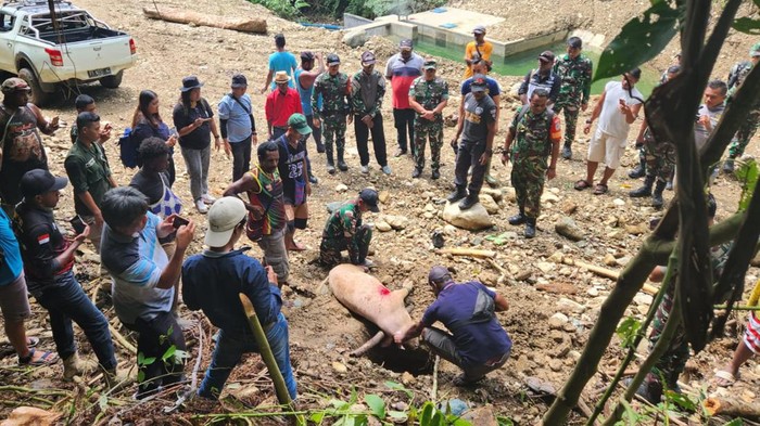 Acara adat setelah TNI membantu normalisasi air bersih di perbatasan RI-PNG.