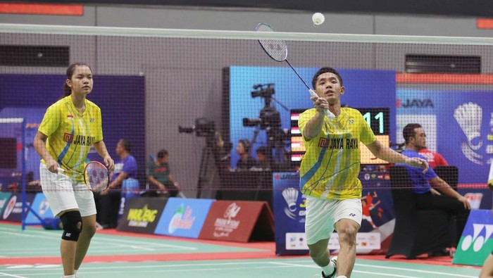 Aksi Adrian Pratama-Ariella Naqiyyah atlet Ganda Campuran Jaya Raya U19 Yonex Sunrise Pembangunan Jaya Raya Junior Internasional Grand Prix 2023. Gor Jaya Raya Bintaro, Tangerang Selatan (22/7/2023)