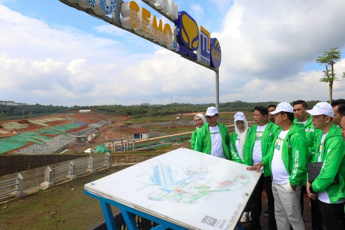 Plt Ketua Umum Partai Persatuan Pembangunan (PPP) Muhamad Mardiono bersama rombongan kadernya menapaki kawasan Ibu Kota Negara (IKN) Nusantara, di Penajam Paser Utara, Kalimantan Timur pada Sabtu (22/7/2023).