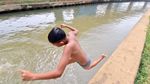 Aksi Anak-anak Salto ke Kalimalang
